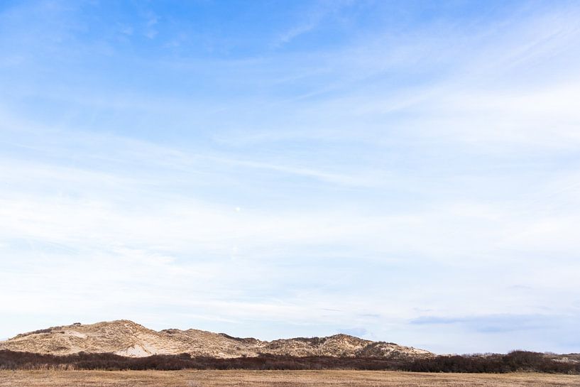 Paysage de dunes avec ciel bleu aux Pays-Bas par Simone Janssen