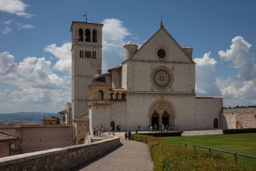 Basilika des Heiligen Franziskus in Assisi, Italien von Joost Adriaanse