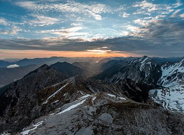 Sonnenaufgang über den Oberbayerischen Alpen und Walchensee von Leo Schindzielorz