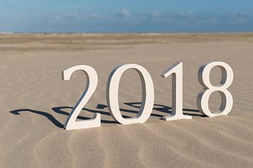 Tekst tweeduizend achttien op een strand van Tonko Oosterink