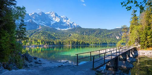 Brug aan de Eibsee, uitzicht op de Zugspitze Opper-Beieren
