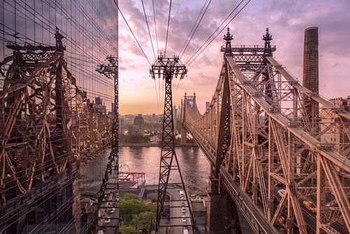 Tramway de Roosevelt Island avec le pont Queensboro