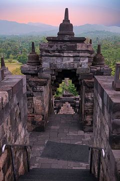 Temple de Borobudur dans le centre de Java, en Indonésie, au coucher du soleil. sur Eye on You
