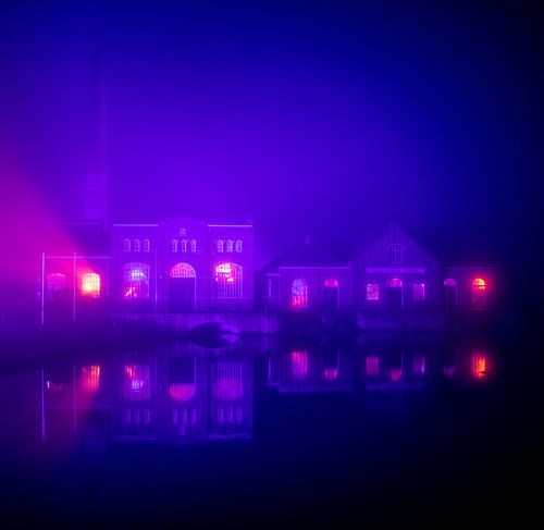 Stoommachine museum in de mist