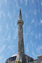 Minaret voor een blauwe hemel