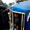 in de tuktuk in India van Paul Piebinga