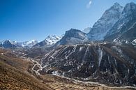 Uitzicht over het dal van Loboche in Nepal van Ton Tolboom thumbnail