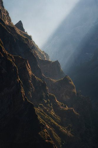 Zonnestralen in de bergen van Madeira
