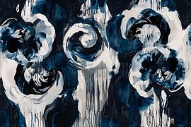 Klassische blaue Blumen auf Tapete von Art & Soul Creations