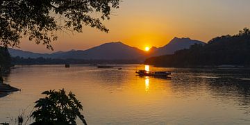 Sonnenuntergang am Mekong von Walter G. Allgöwer