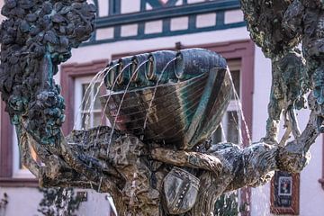 Weinschiff-Brunnen in Eltville im Rheingau van Christian Müringer