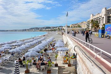 Boulevard en blauwwitte strandparasols  aan strand Cannes Cote d'Azur van My Footprints