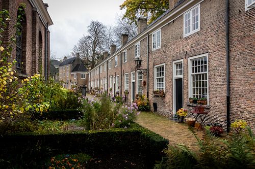 Het mooie, rustieke, middeleeuwse Begijnhof in het centrum van Breda.