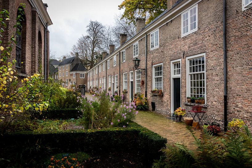 Het mooie, rustieke, middeleeuwse Begijnhof in het centrum van Breda. van Henk Van Nunen Fotografie