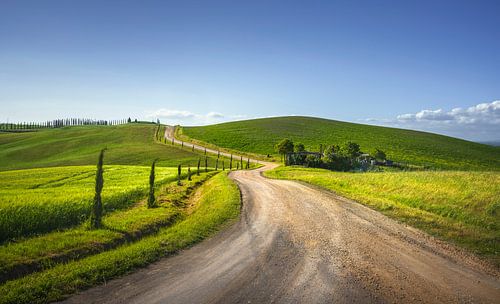 Route van de via francigena. Kronkelende weg. Toscane