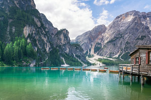 Boote am Pragser Wildsee in den Dolomiten, Italien