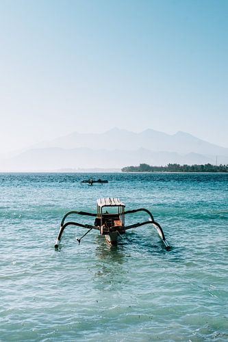 Vissersboot voor de kust van Gili Air, Lombok