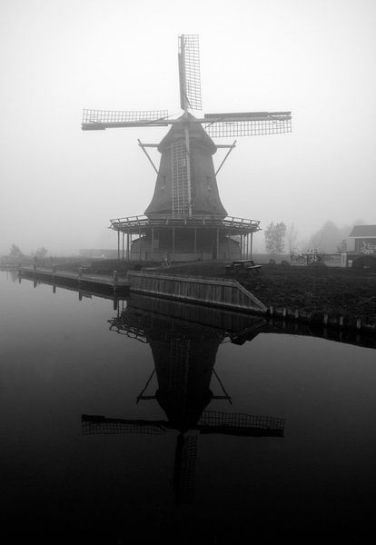 Hollandse windmolen in de mist van Maurice de vries