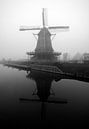 Hollandse windmolen in de mist van Maurice de vries thumbnail