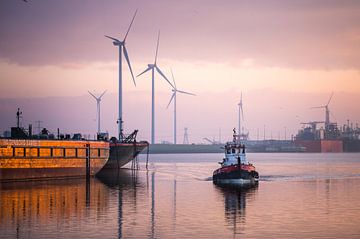 Tug Wagenborg in Eemshaven by Jan Georg Meijer