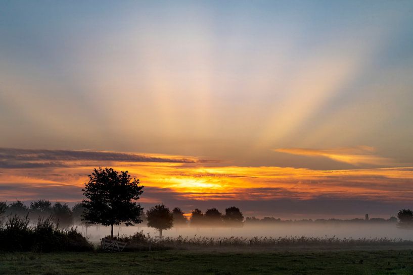 Zonsopkomst in de mist. van Els Oomis