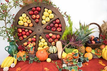 Kleurrijke oogsttafel met wagenwiel en appels van SusaZoom