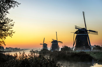 Molens bij zonsopkomst