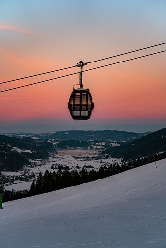 Zonsondergang boven de Hörnlebahn met uitzicht op de Alpsee