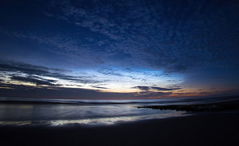 Leuchtende Nachtwolken auf Vlieland.