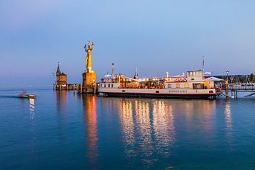 Imperia und historische Fähre am Hafen in Konstanz von Werner Dieterich