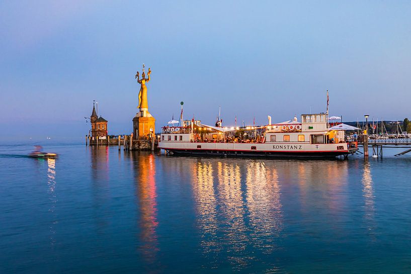 Imperia und historische Fähre am Hafen in Konstanz von Werner Dieterich