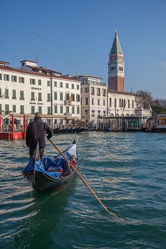 Shipper gondola in Venetie, Italie van Joost Adriaanse