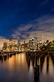 East River mit Wellenbrechern und Lower Manhattan Skyline von Melanie Viola