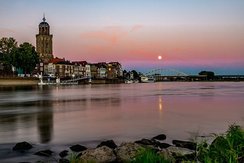 Deventer skyline bij opkomst maan