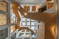 Omhoog kijken naar de verschillende vormen en diepte van trappen in een gebouw