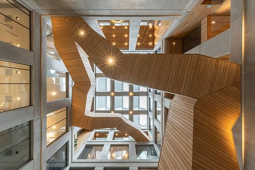 Die verschiedenen Formen und Tiefen der Treppen in einem Gebäude betrachten