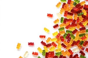hoekachtergrond gemaakt van kleurrijke fruitgom snoepjes geïsoleerd met kleine schaduw op witte, roy