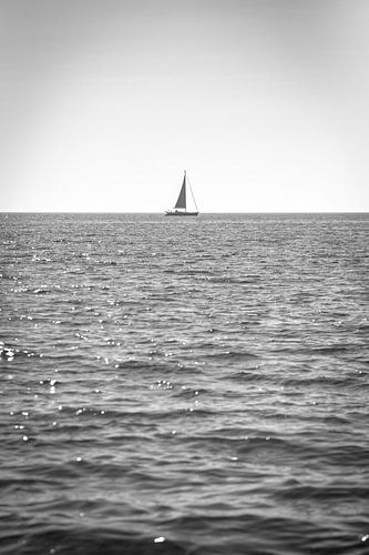 Segelboot in Italien (schwarz und weiß)