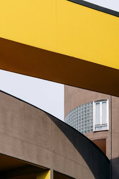 Gallaratese ᝢ Reisefotografie Mailand Italien ᝢ dynamische Architekturfotografie gelb von Hannelore Veelaert