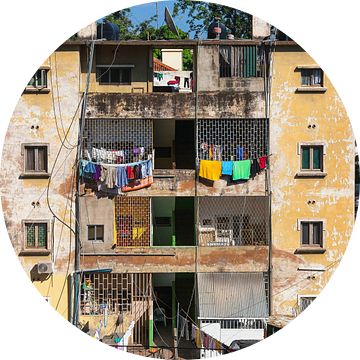 Flatgebouw met wasgoed in Maputo, Mozambique van Evert Jan Luchies