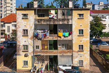 Flatgebouw met wasgoed in Maputo, Mozambique