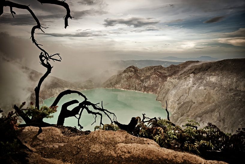Ijen reveals its mineral and toxic heart by Frank Photos