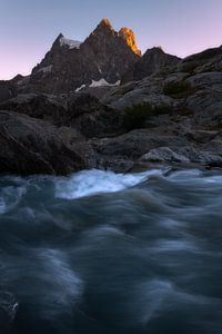 Alpenglühen auf den wunderschönen Bergrücken des Pevoux-Massivs in den französischen Alpen.