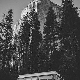 Yosemite Bulli - Volkswagen Bus im Yosemite Valley, Kalifornien von Lukas Schulz