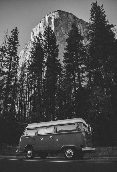 Yosemite Bulli - Volkswagen Bus in Yosemite Valley, Californië van Lukas Schulz