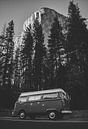 Yosemite Bulli - Volkswagen Bus in Yosemite Valley, Californië van Lukas Schulz thumbnail