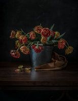 Flower power in the dark #3 Seau avec des fleurs sur une table en bois