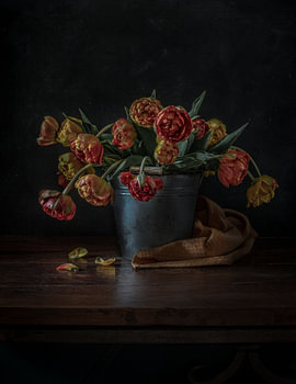 Flower power in the dark #3 Emmer met bloemen op houten tafel