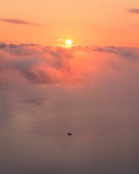 Eenzame Zeilboot in de Ochtendmist