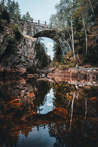 Zweedse natuur - Verticale fotoprint van de historische boogbrug-reflectie in de bossen bij Brattfallet